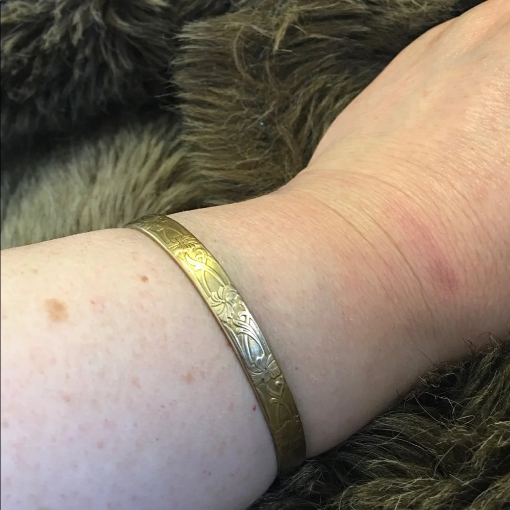 Victorian era 18CT gold ball end torque bangle